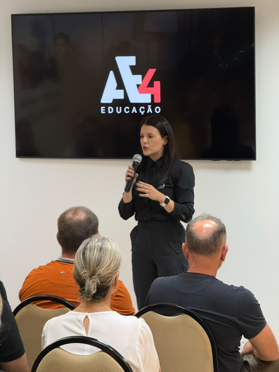 Daniela Bagattini conduzindo um treinamento comercial
